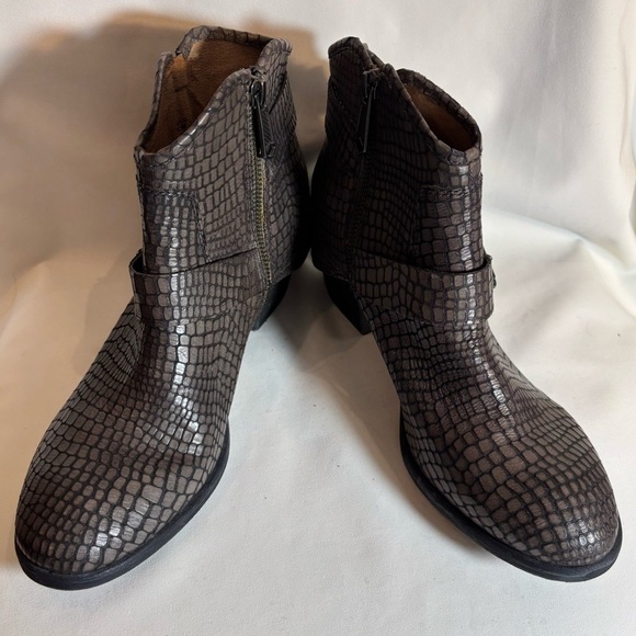 DONALD PLINER Sz 8.5 Dalis Stacked Heel Embossed Back Hooded Almond Toe Boots - Picture 2 of 11